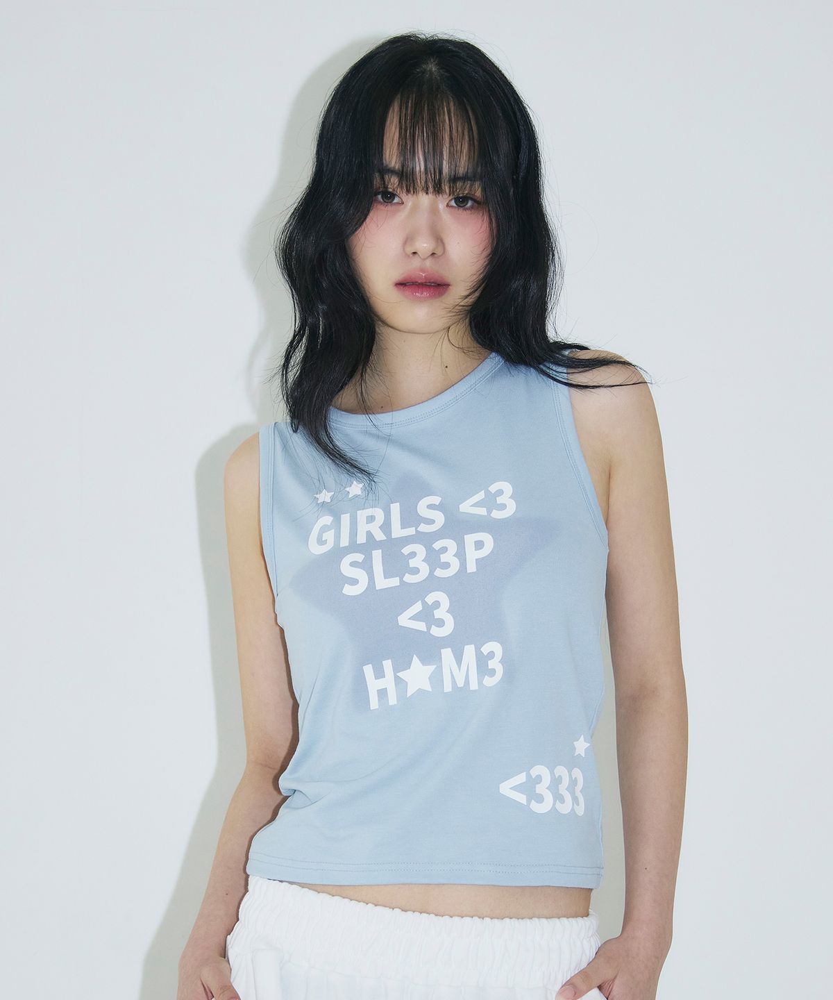 슬릭글로우(SLEEKGLOW) 러브 이모지 슬리브리스 탑[스카이블루]