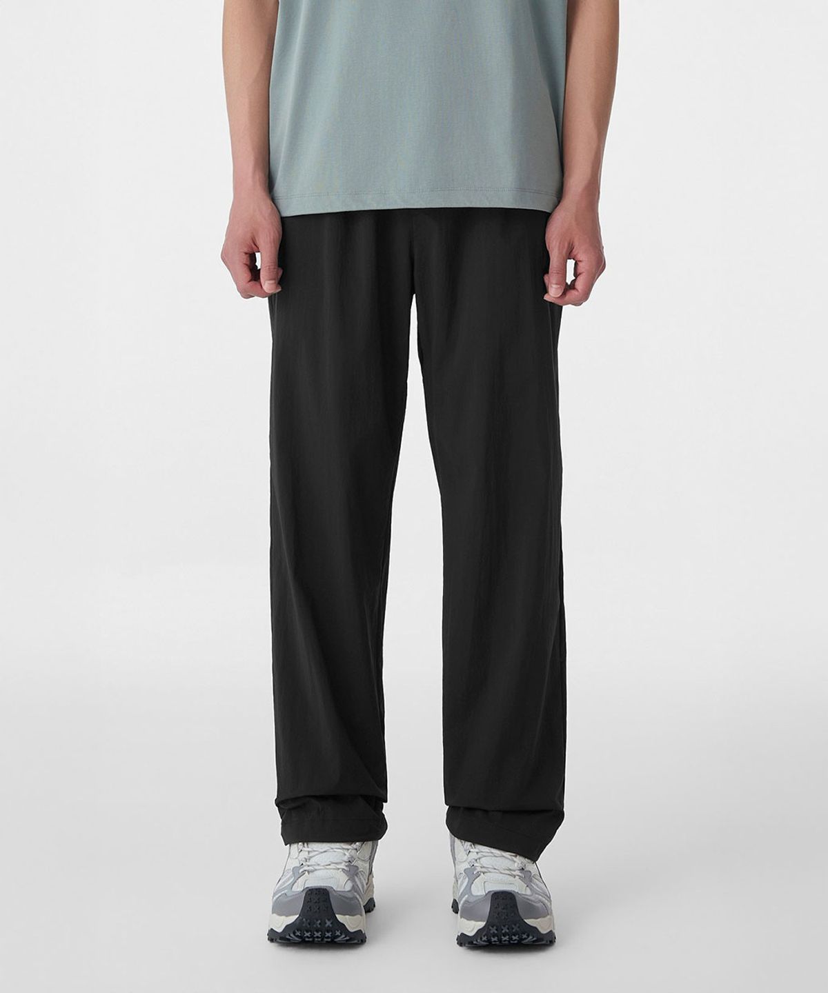 코오롱스포츠(KOLON SPORT) 남성 데이팩 테이퍼드핏 원턱 팬츠 TLPNM26691BLK