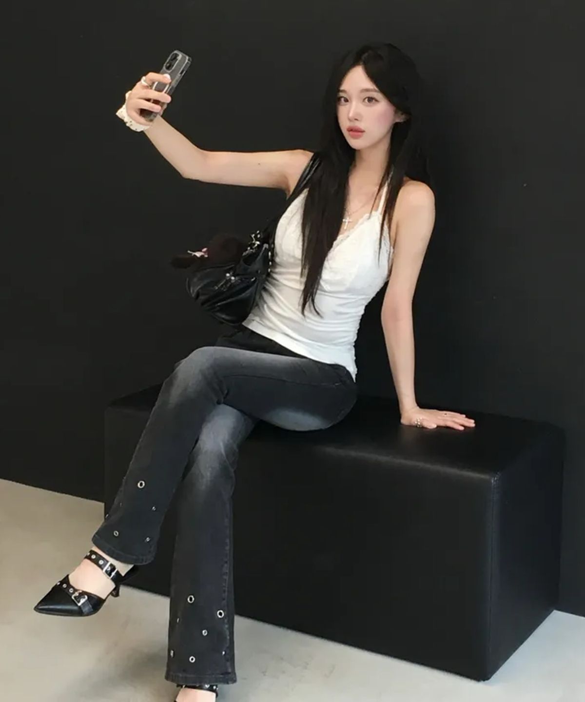 밀리언코르(MILLIONCOR) 아일렛 캣 브러쉬 흑청 스판 블랙 부츠컷 데님팬츠