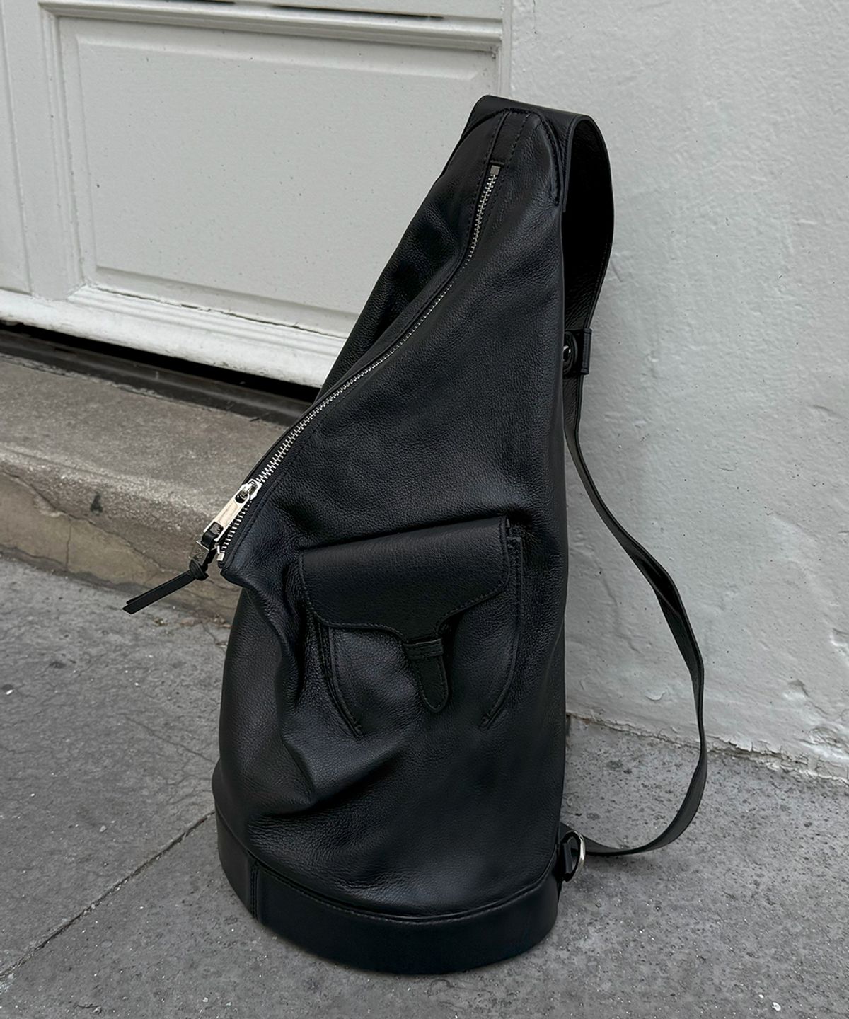 넛넛(NUTNUT) Pocket Leather Sling Bag - BLACK