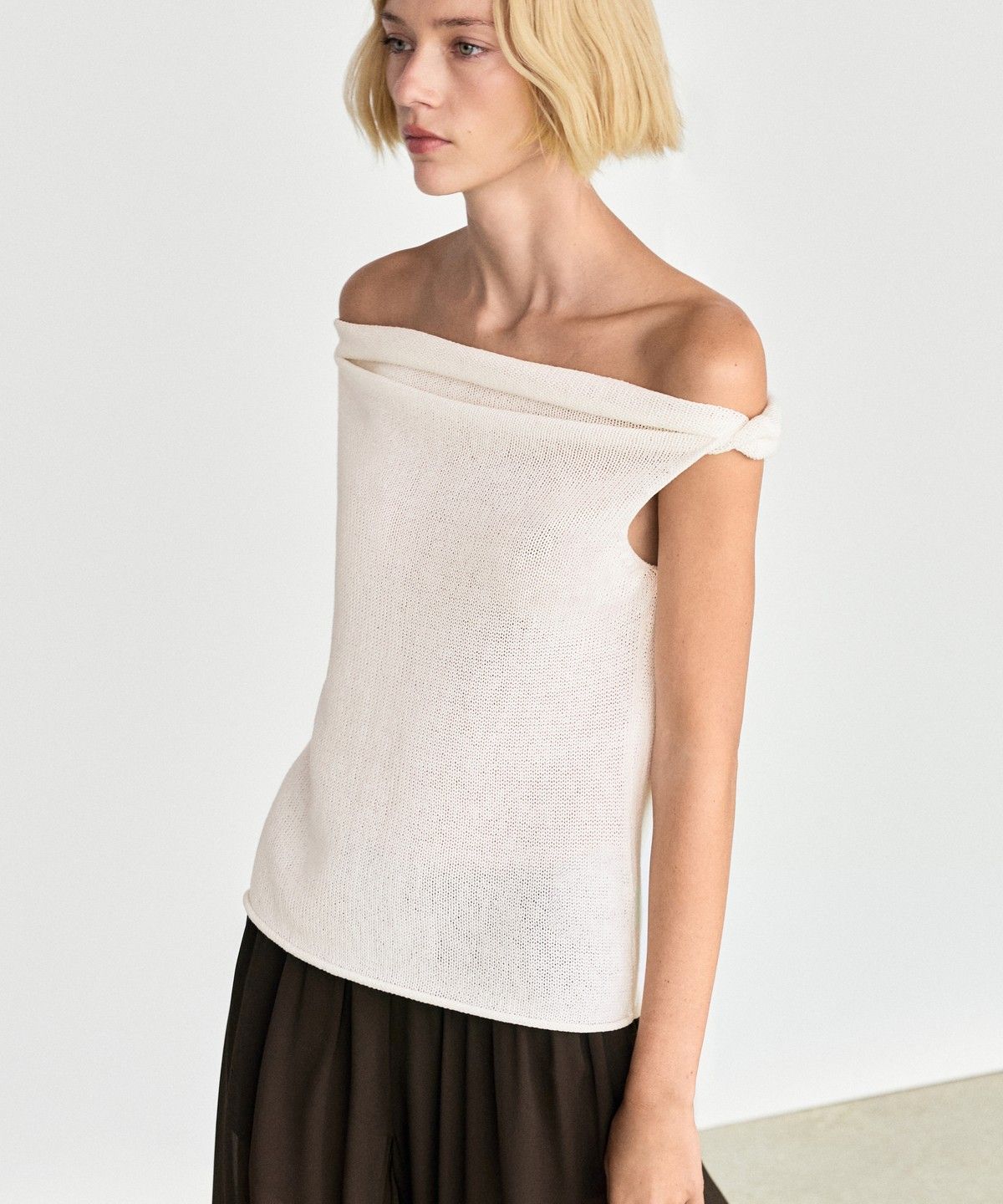 마시모두띠(MASSIMO DUTTI) 리브드 스트랩리스 니트 탑