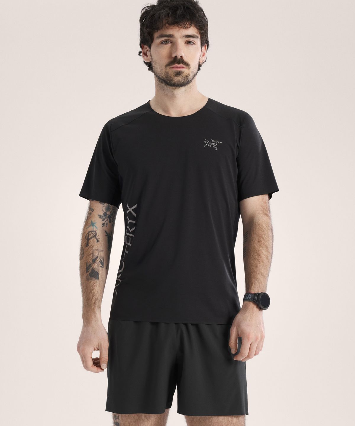 아크테릭스(ARCTERYX) 노반 다운워드 로고 SS 남성 - BLACK / ATQSM10340