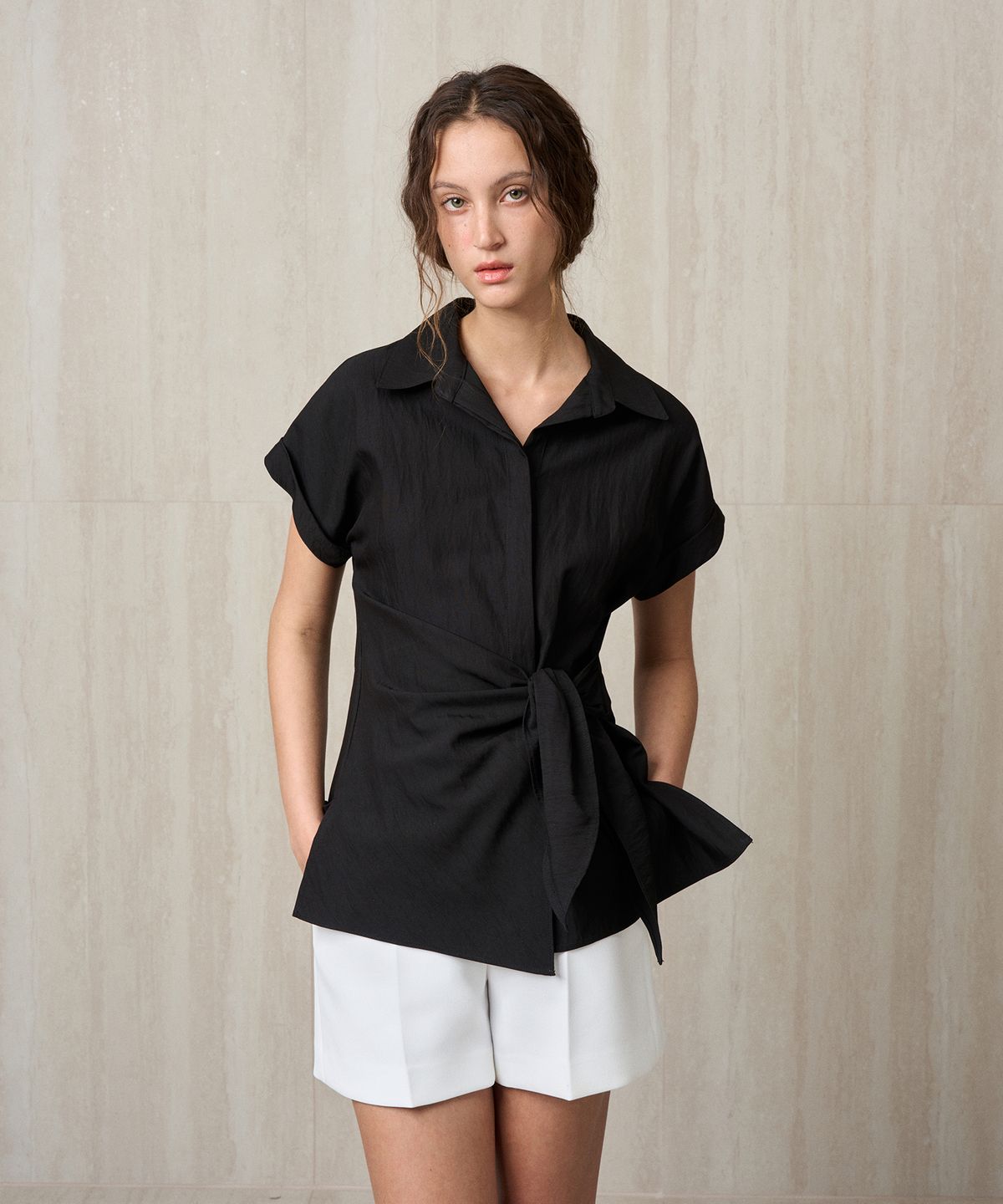 리이(RE RHEE) SIDE TIE ASYMMETRIC SHIRT TOP BLACK