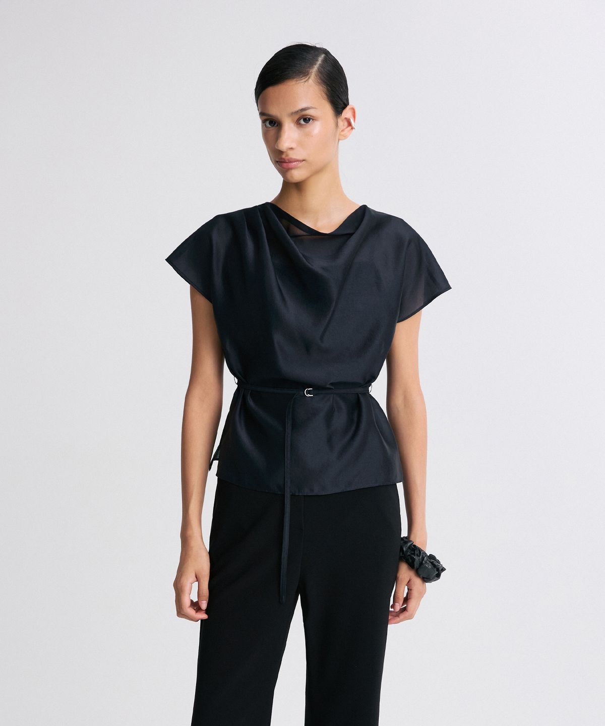 리이(RE RHEE) SHEER BELTED BLOUSE MIDNIGHT NAVY