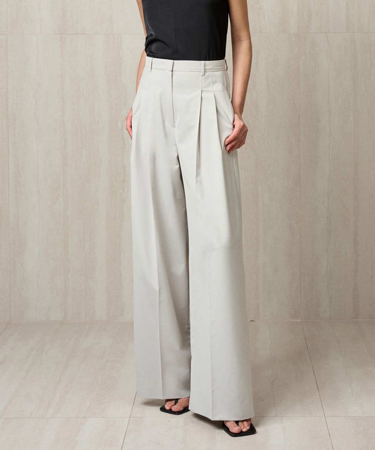 리이(RE RHEE) PLEATED WIDE TROUSERS ECRU