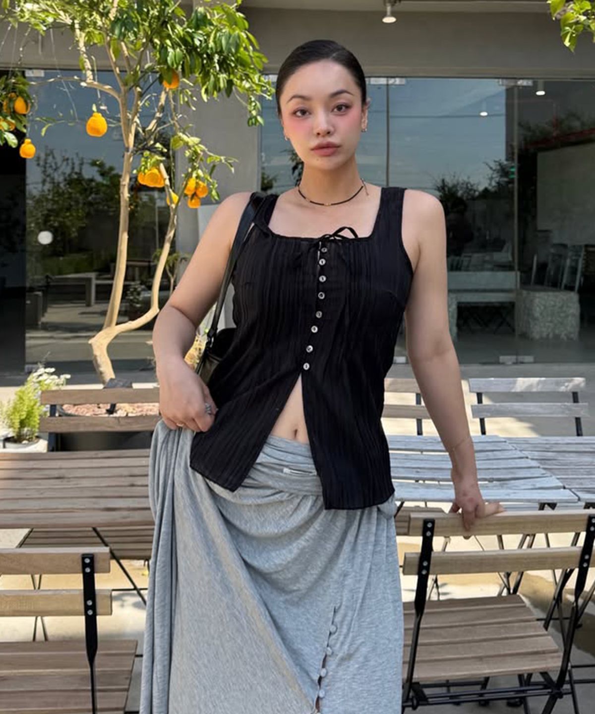 런던다다(LONDONDADA) Wrinkle Tie Sleeveless Blouse, BLACK
