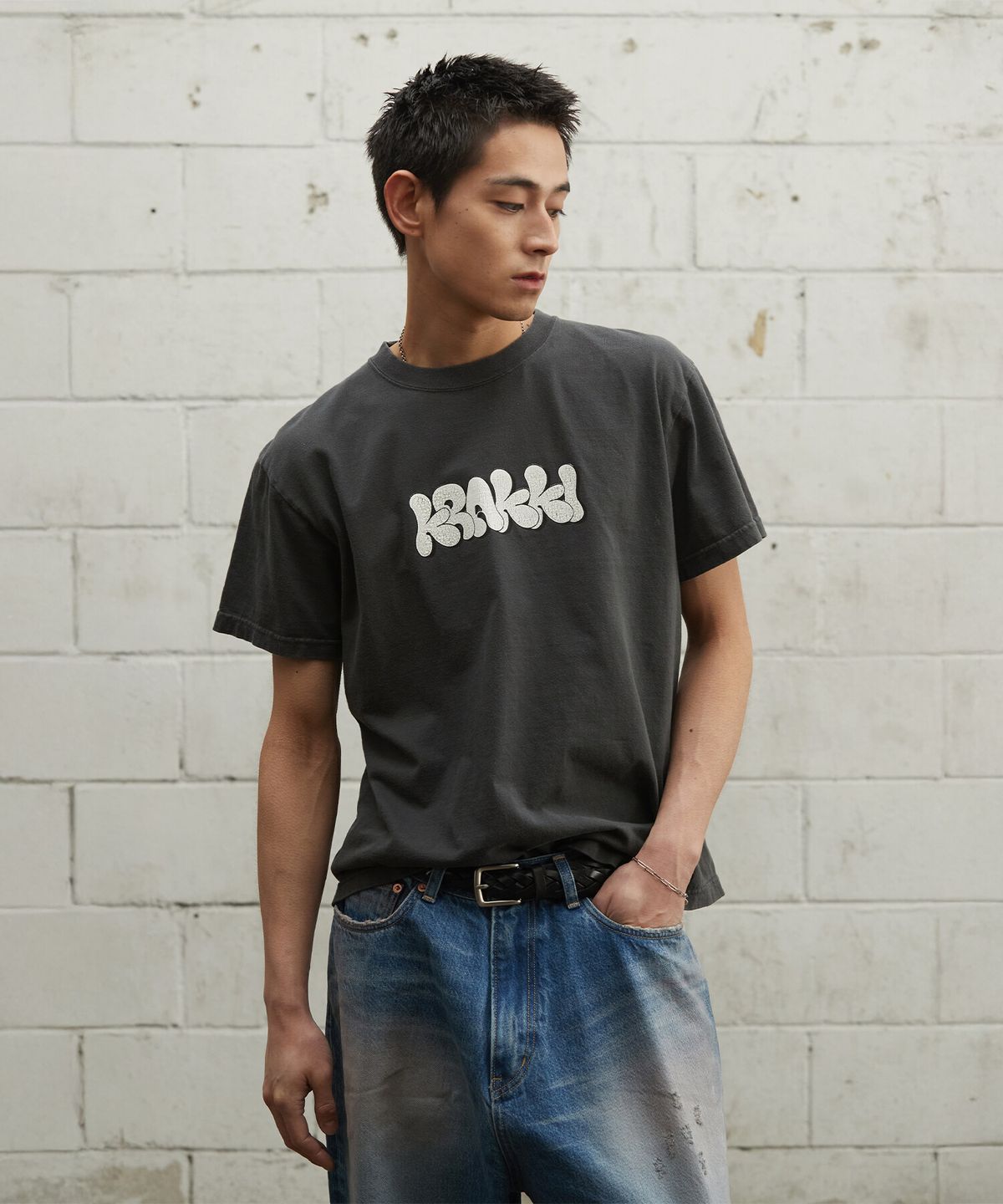 크래키(KRAKKI) [Unisex] Round Logo Tee_Charcoal [KR265PUT423]