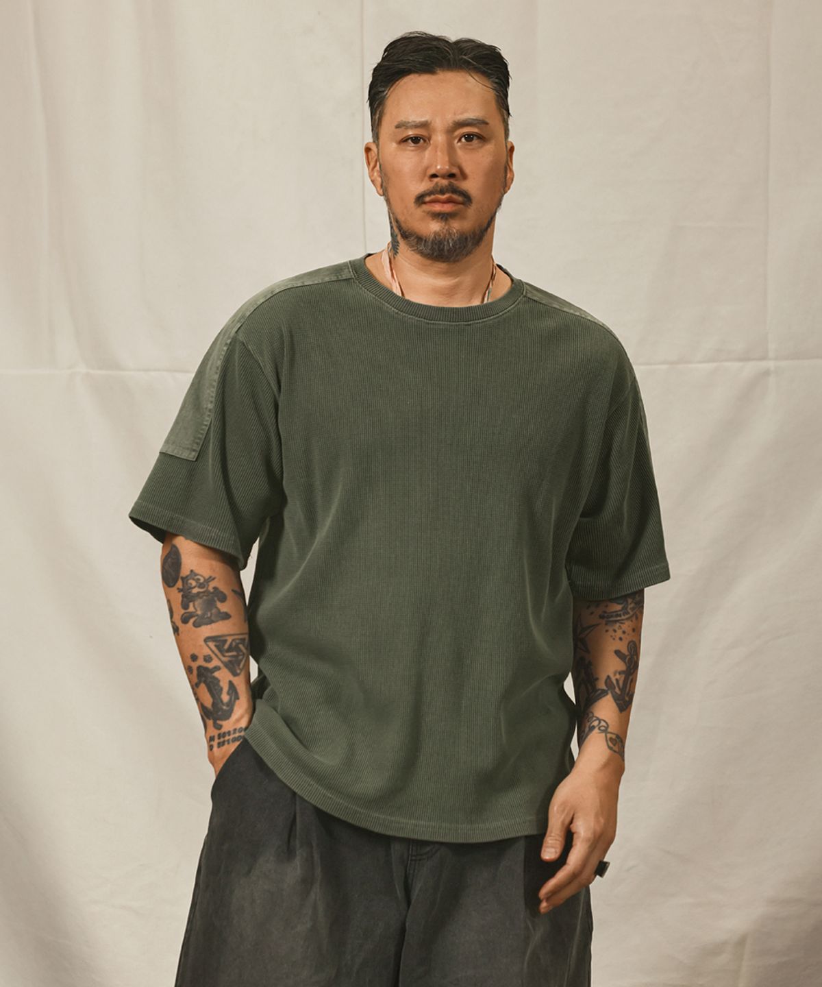 러기드하우스(RUGGED HOUSE) 와플 피그먼트 숄더 패치 반팔티 카키