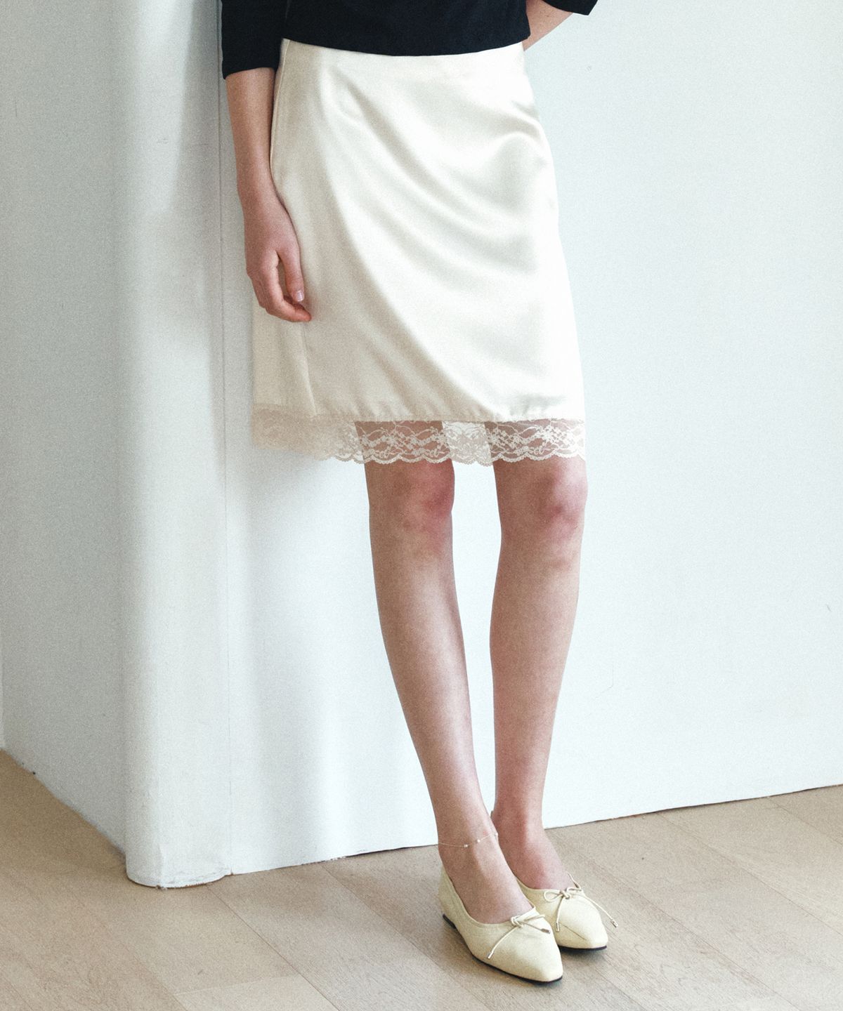 반원 아틀리에(VANONE ATELIER) P3314 새틴 레이스 미디 스커트_Ivory