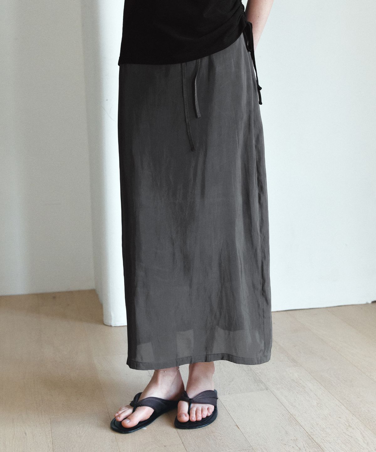 반원 아틀리에(VANONE ATELIER) P3317 실키 맥시 스커트_Charcoal