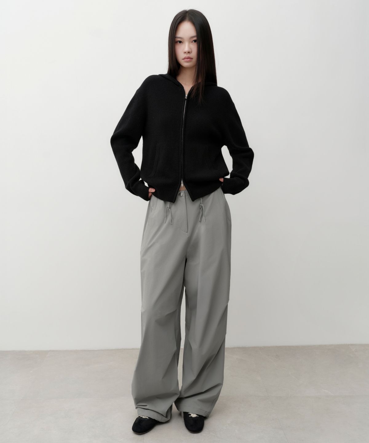 무신사 스탠다드 우먼(MUSINSA STANDARD WOMAN) 우먼즈 속기모 나일론 파라슈트 팬츠 [라이트 그레이]
