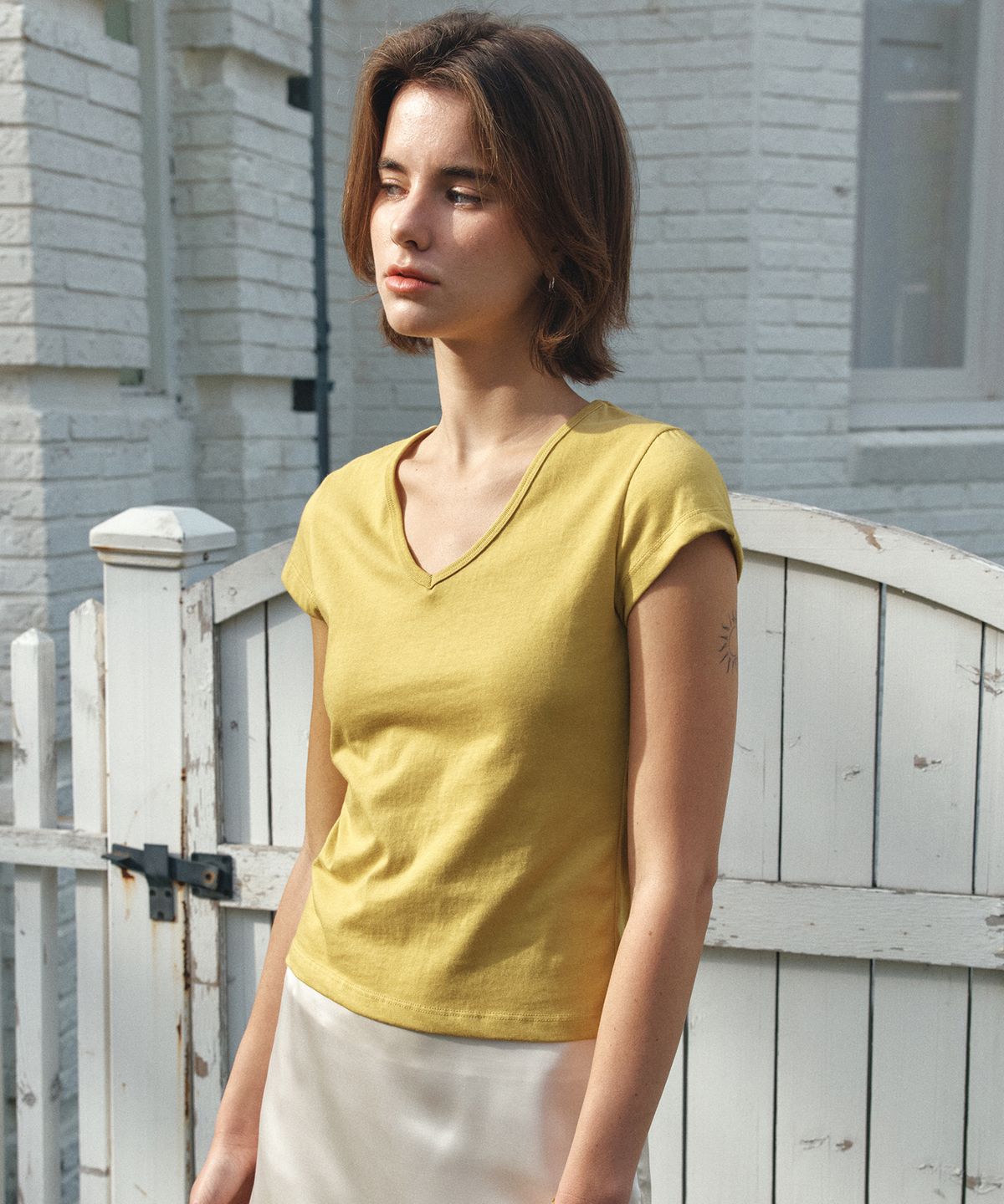 반원 아틀리에(VANONE ATELIER) A3597 에센셜 V넥 티셔츠_Mustard yellow