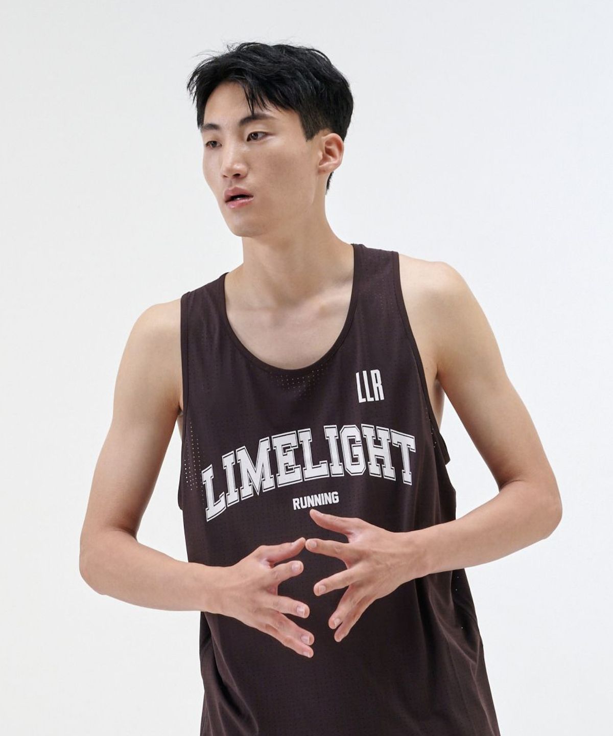 라임라잇 어패럴(LIMELIGHT APPAREL) LLR 아치 로고 러닝 슬리브리스 (브라운/화이트)