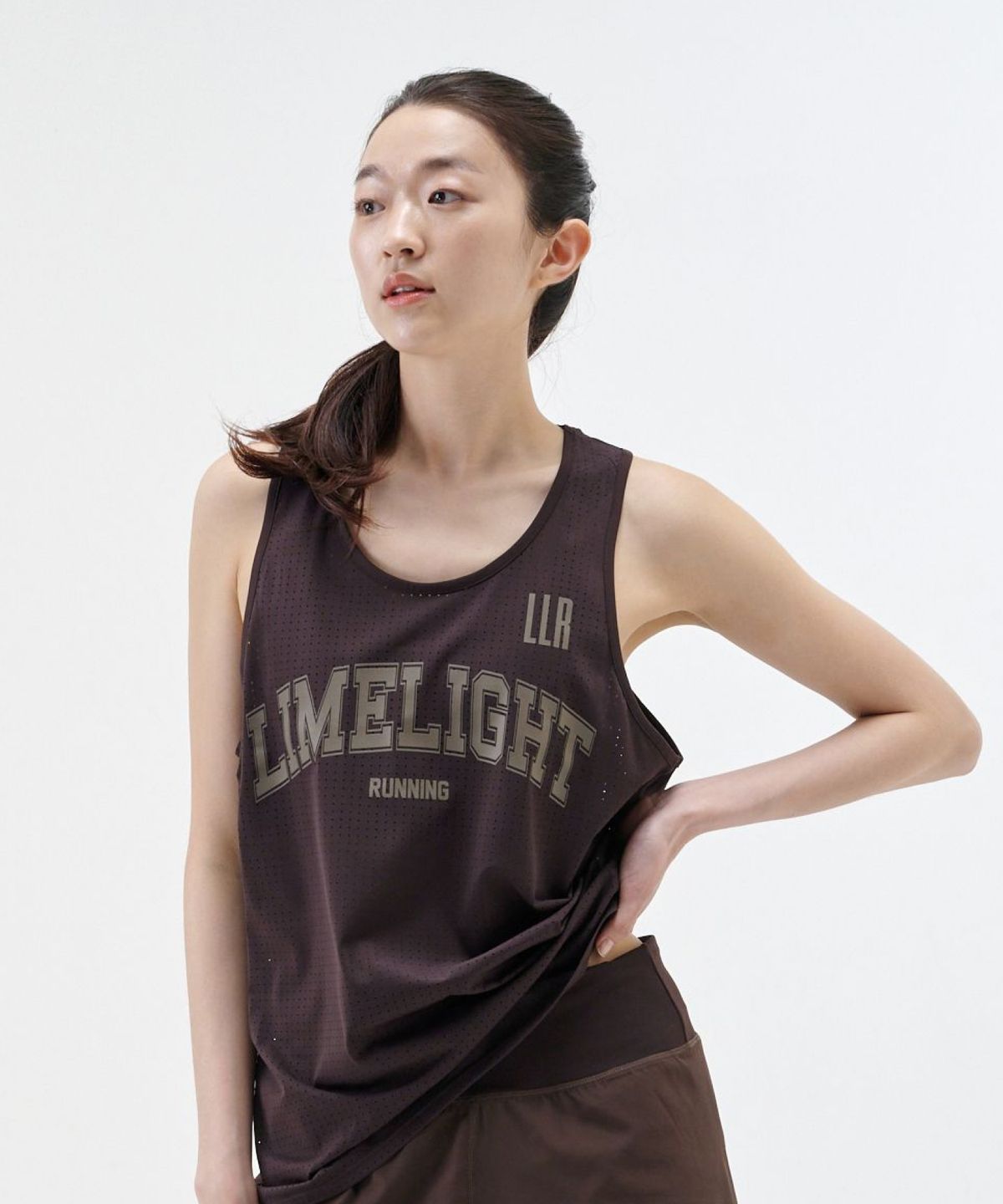 라임라잇 어패럴(LIMELIGHT APPAREL) LLR 아치 로고 러닝 슬리브리스 (브라운/브라운)