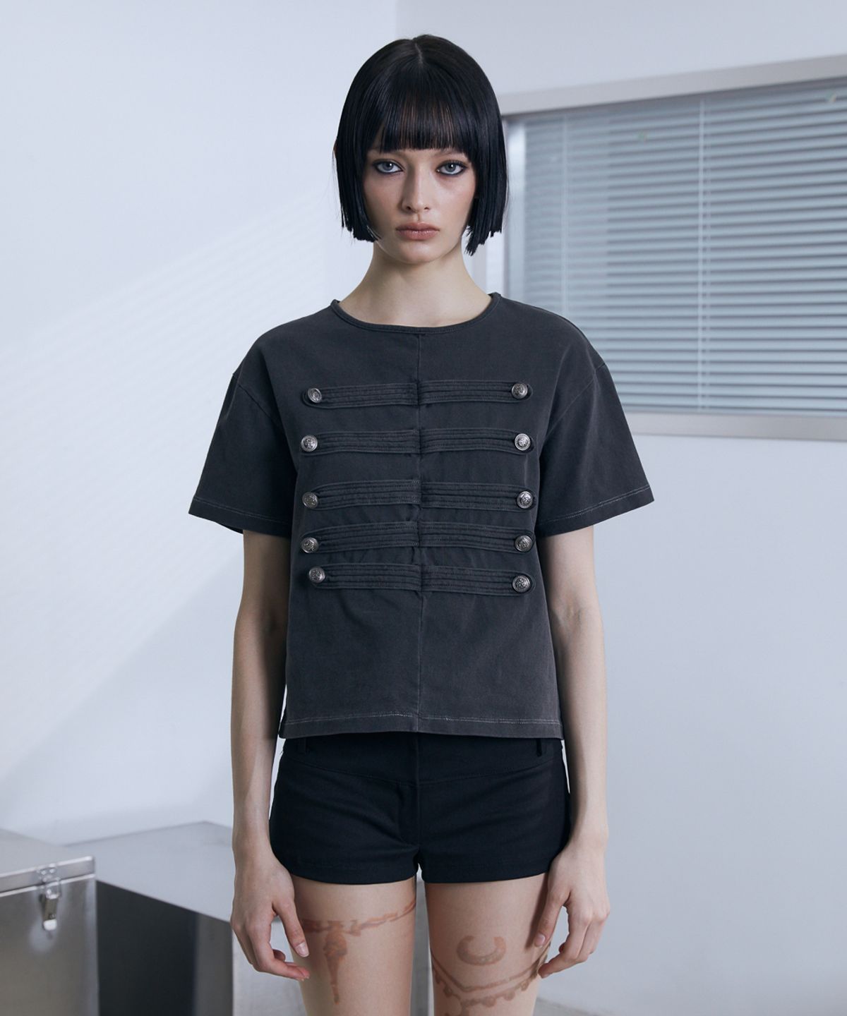 분트(VOONT) Napoleon Button Detail T-Shirt (CHARCOAL)
