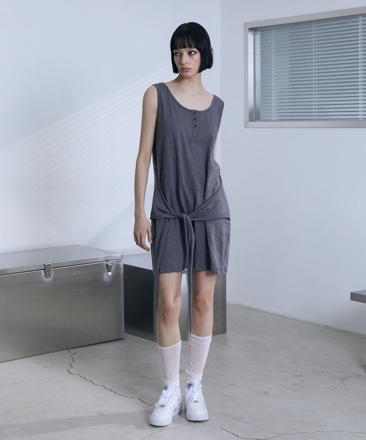 분트(VOONT) Henley Neck Tie Mini Dress (CHARCOAL)