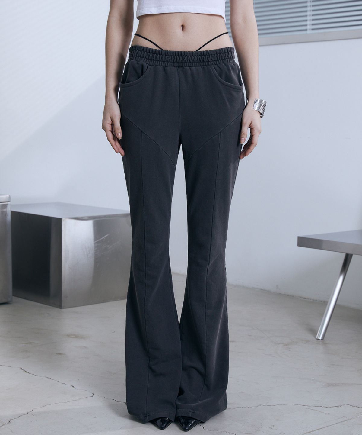 분트(VOONT) Low-Rise String Bootcut Pants (CHARCOAL)