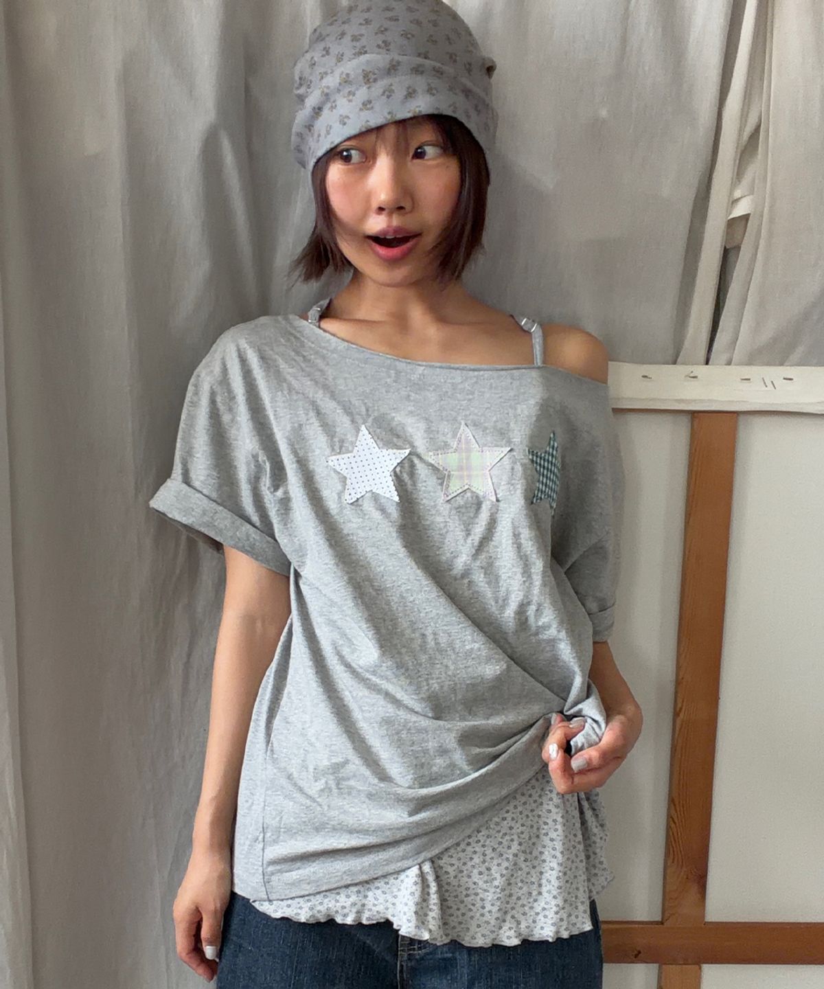 론론(RONRON) 3 STAR APPLIQUE OFF SHOULDER T SHIRT GREY