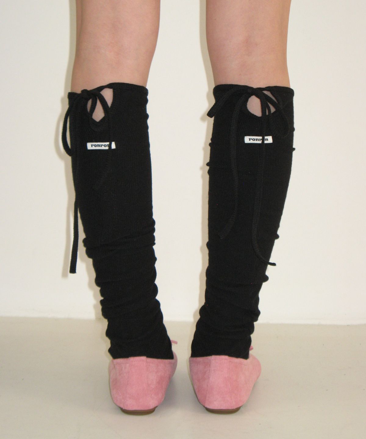 론론(RONRON) LOGO STRING KNEE SOCKS BLACK