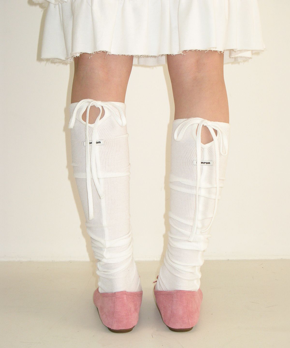 론론(RONRON) LOGO STRING KNEE SOCKS WHITE