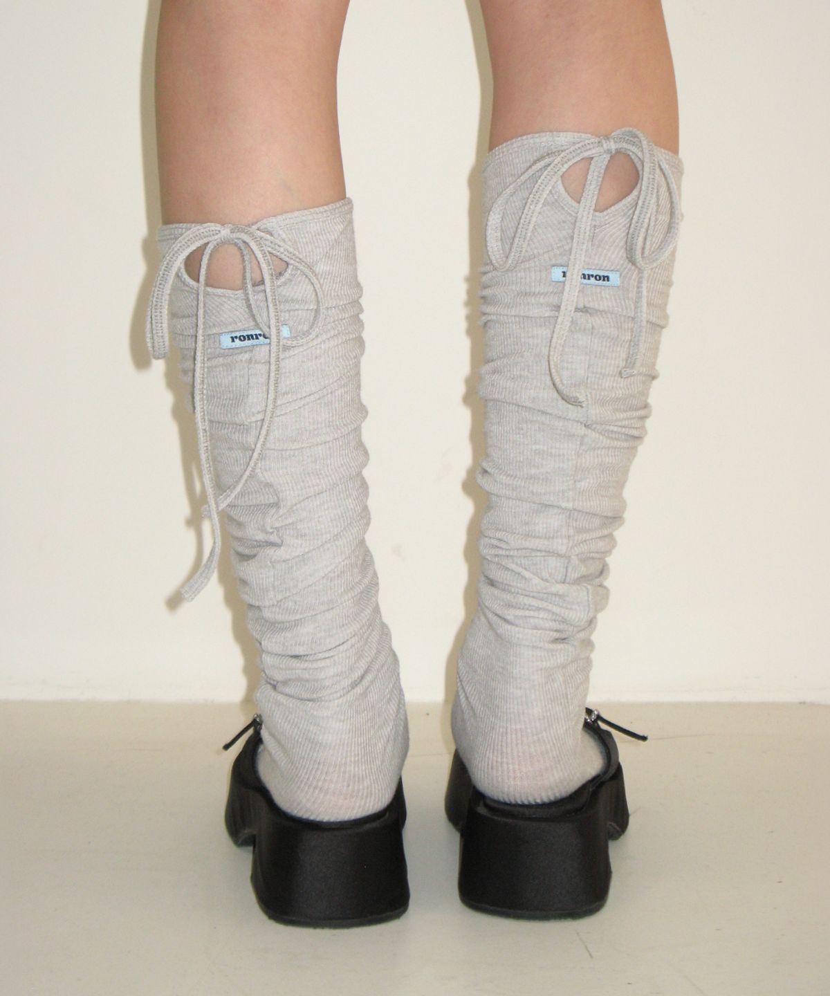론론(RONRON) LOGO STRING KNEE SOCKS GREY