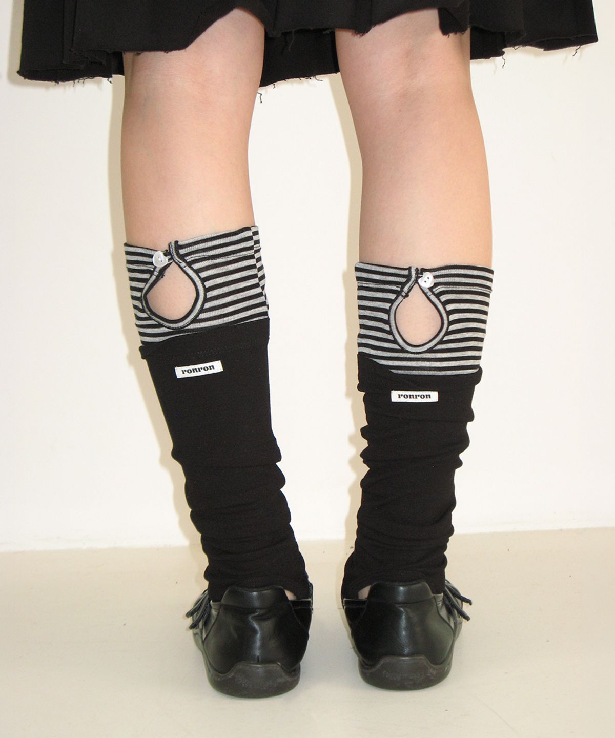 론론(RONRON) LAYERED OPEN TOE LEG WARMERS BLACK STRIPE
