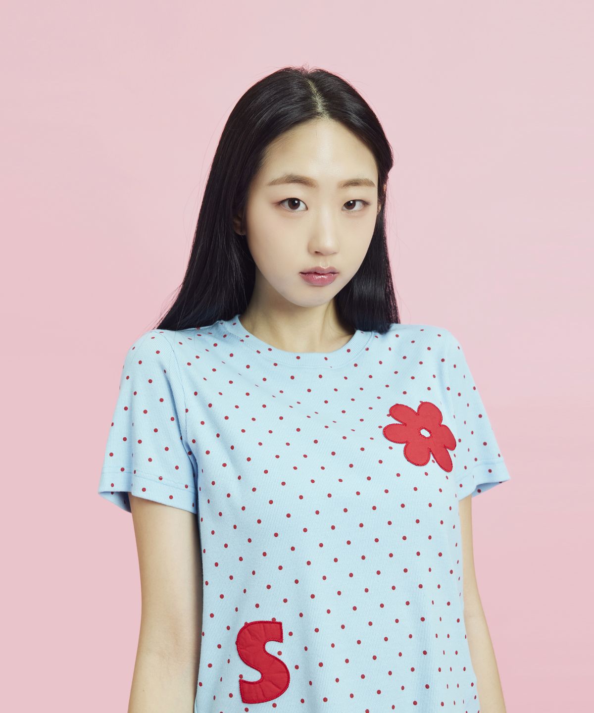 오우라(OWURA) 로고 아플리케 숏슬리브 티셔츠_스카이블루