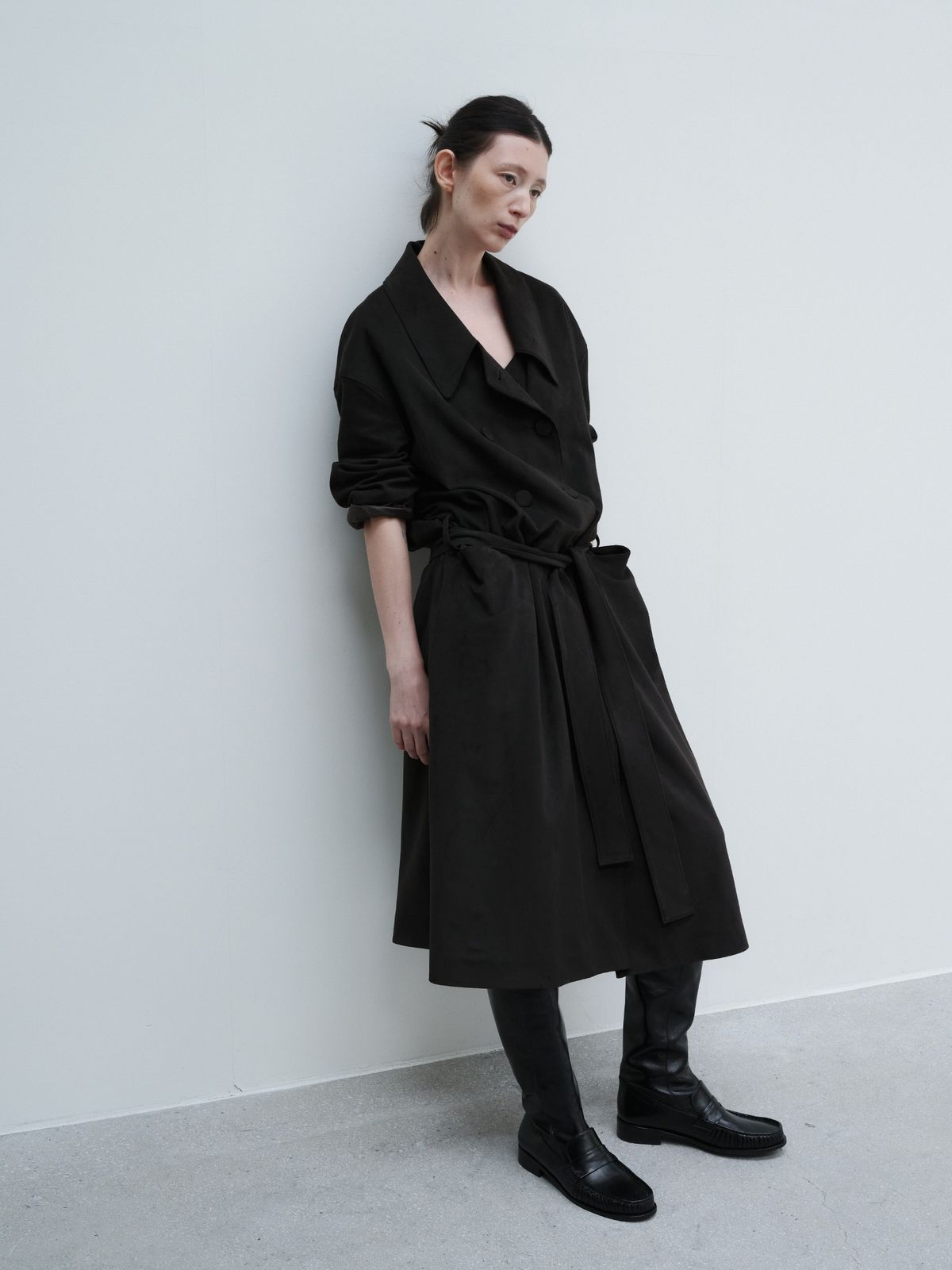 잡화룸(JABHUAROOM) RELAXED SUEDE SHIRRING COAT,(DARK BROWN)