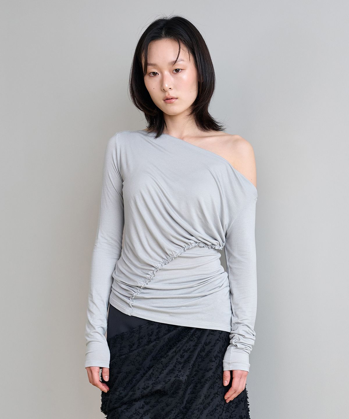 바하윤(BAHAYOON) ONE-SHOULDER SHIRRING TOP (GREY)