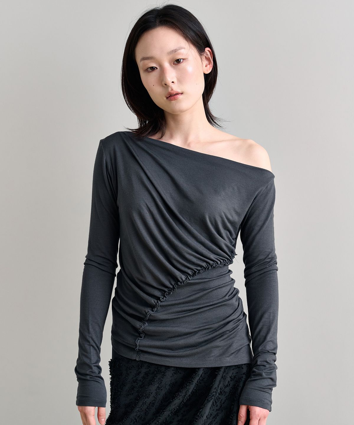 바하윤(BAHAYOON) ONE-SHOULDER SHIRRING TOP (CHARCOAL)