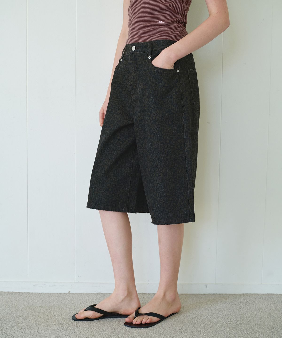 로라로라(ROLAROLA) LEOPARD BERMUDA PANTS CHARCOAL