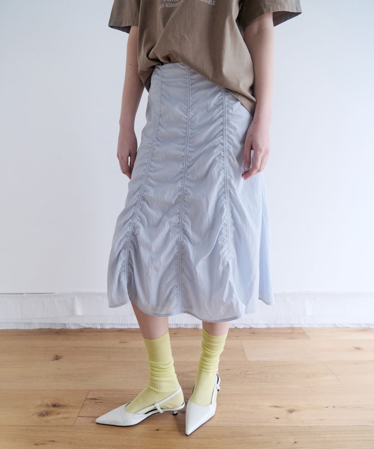 로라로라(ROLAROLA) SHIRRING MIDI SKIRT SKY