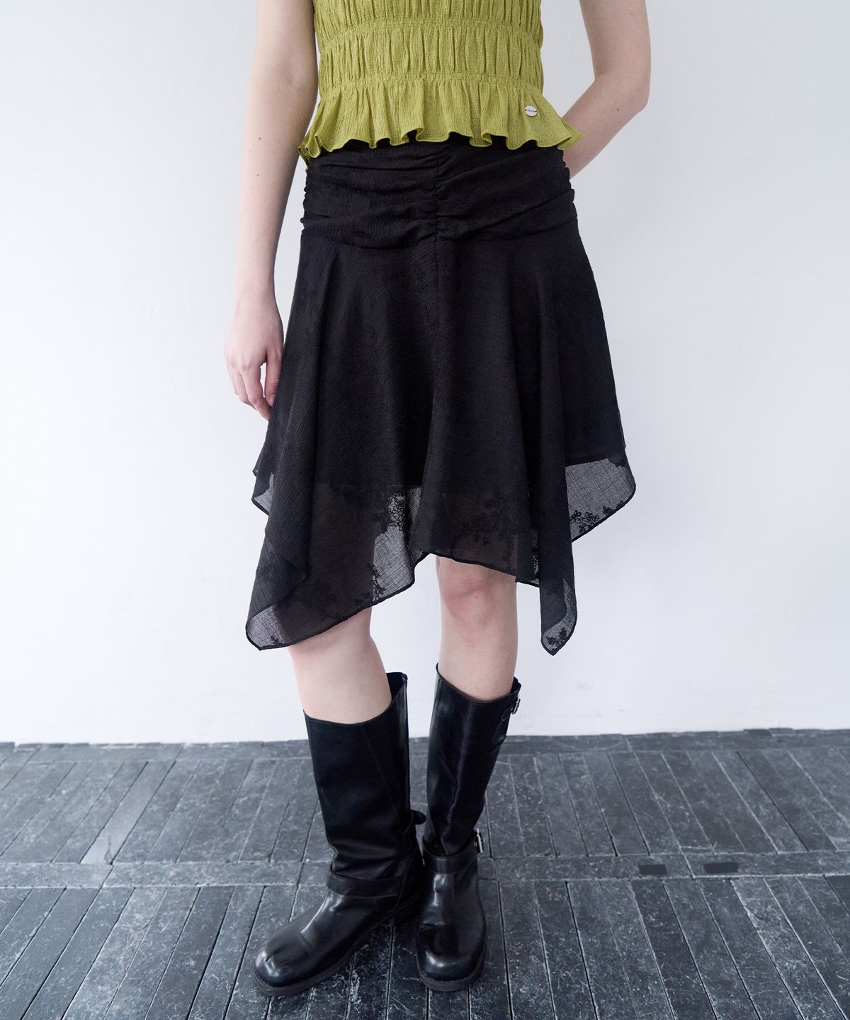 로라로라(ROLAROLA) LACE UNBALANCE SKIRT BLACK