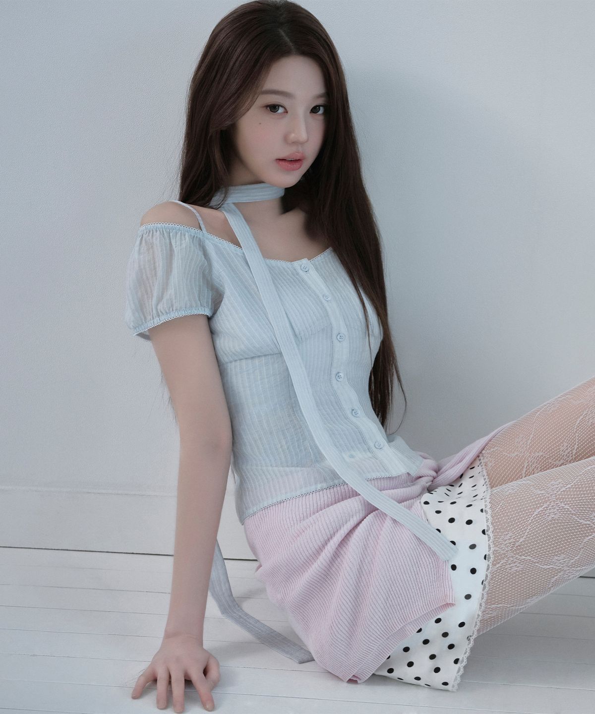 로라로라(ROLAROLA) OFF SHOULDER TIE BLOUSE SKY