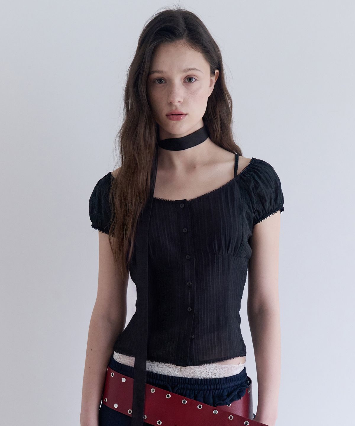로라로라(ROLAROLA) OFF SHOULDER TIE BLOUSE BLACK