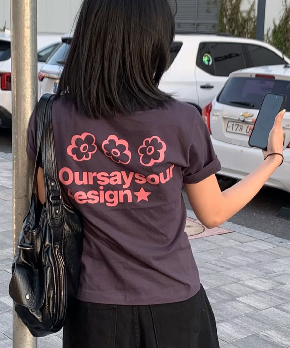 아워세이아워(OURSAYSOUR) 플라워 심볼 로고 크롭 반팔티 챠콜