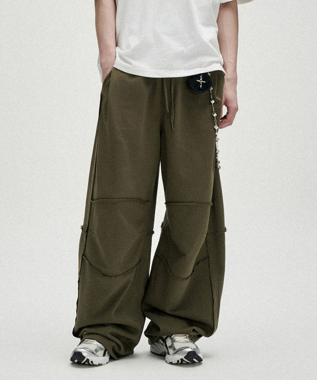 낫포너드(NOT4NERD) Raw Edge Curved Biker Sweat Pants - Khaki