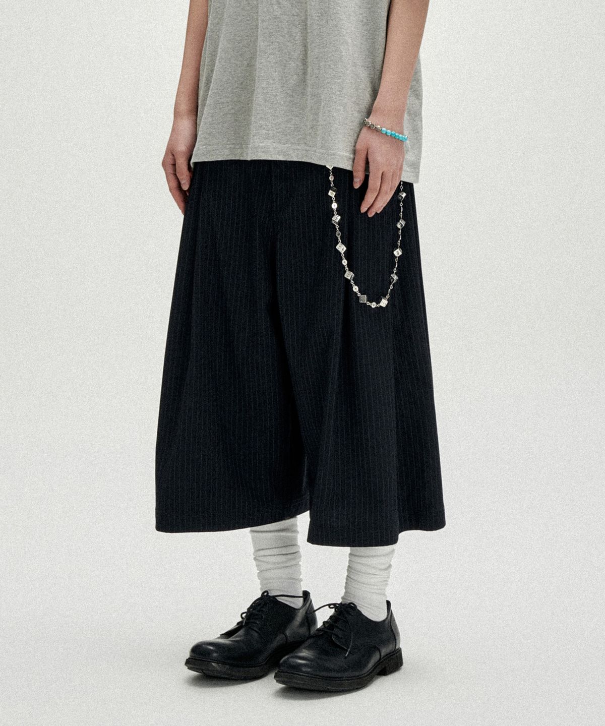 낫포너드(NOT4NERD) Two Tuck Stripe Bermuda Shorts - Navy