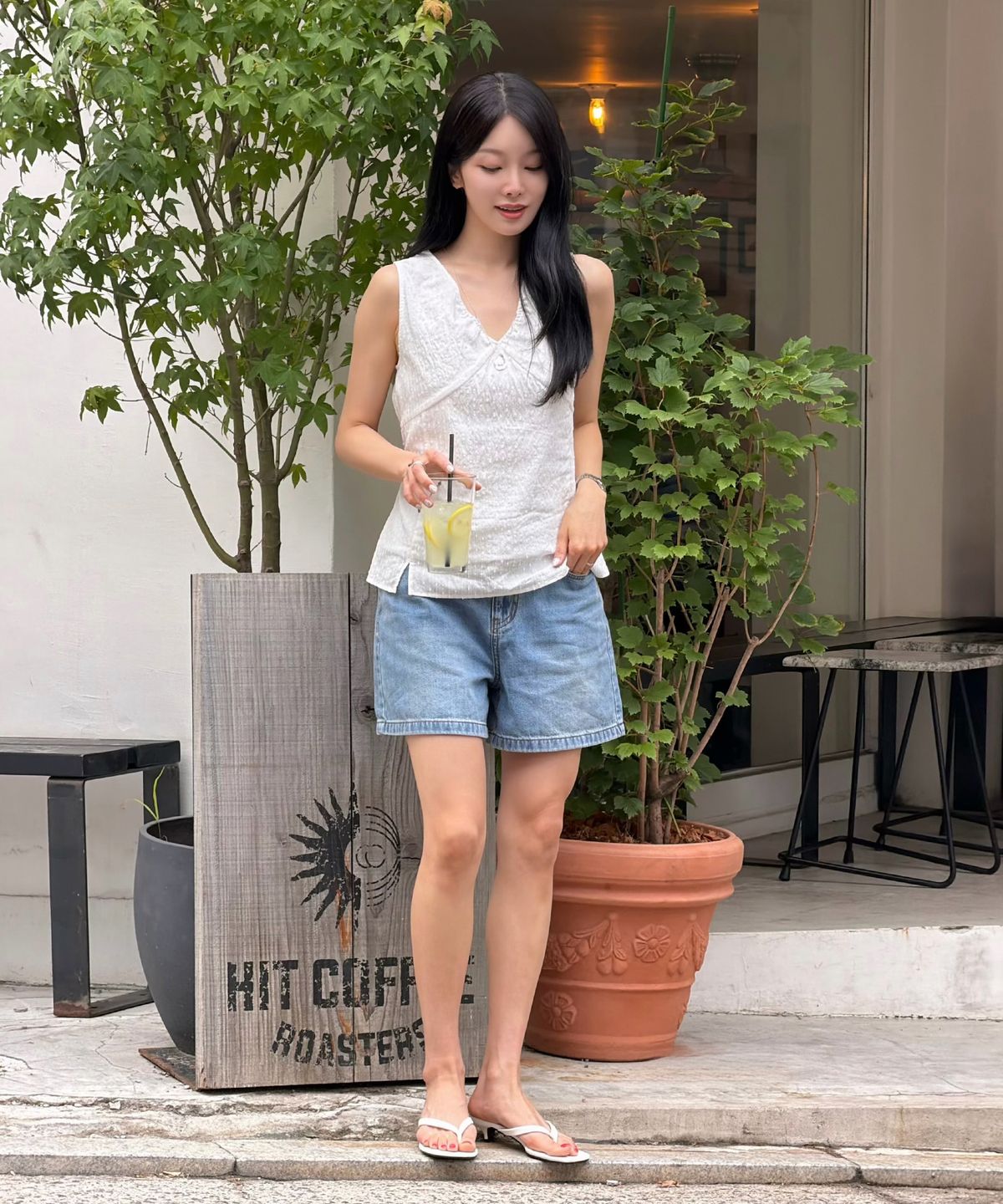 룩캐스트(LOOKAST) 나디아 썸머 데님 쇼츠_라이트 블루 / NADIA SUMMER DENIM SHORTS_LIGHT BLUE