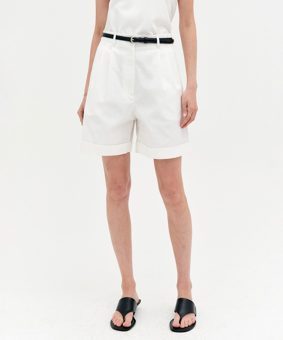 룩캐스트(LOOKAST) 클라리 턴업 하프 팬츠_화이트 / CLARIE TURN-UP HALF PANTS_WHITE