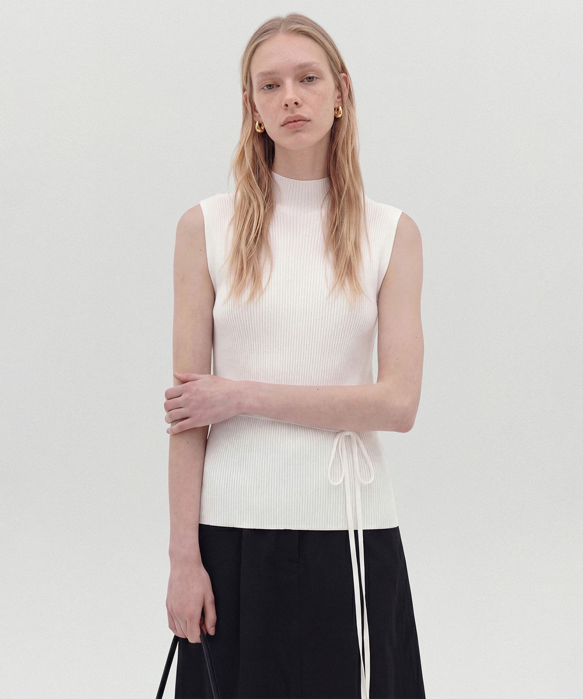 룩캐스트(LOOKAST) 오리안 모크넥 슬림 슬리브리스 니트 탑_아이보리 / ORIANE MOCK NECK SLIM SLEEVELESS KNIT TOP_IVORY
