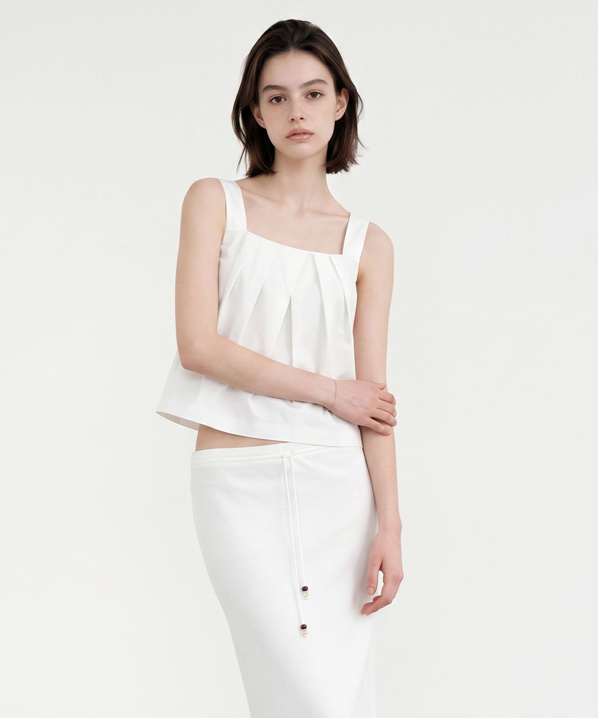 룩캐스트(LOOKAST) 이브 턱 폴디드 슬리브리스 블라우스_화이트 / EVE TUCK FOLDED SLEEVELESS BLOUSE_WHITE