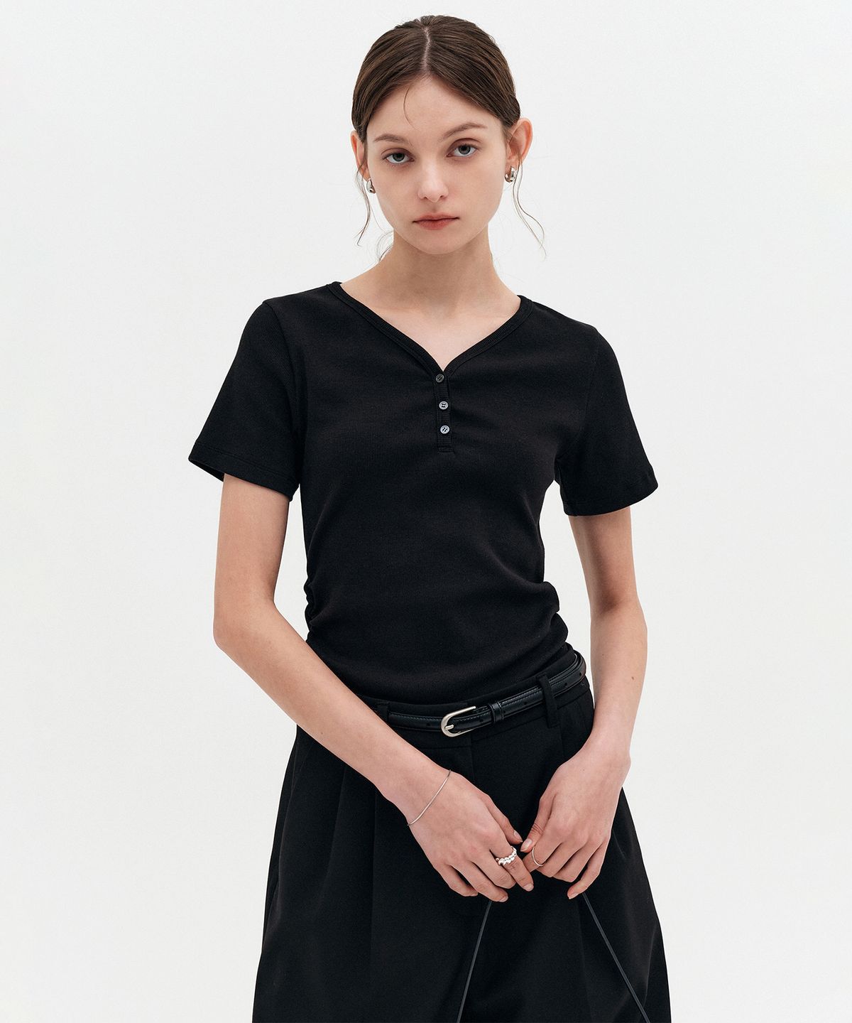룩캐스트(LOOKAST) 사라 헨리넥 셔링 티셔츠_블랙 / SARA HENLEY NECK SHIRRED T-SHIRT_BLACK