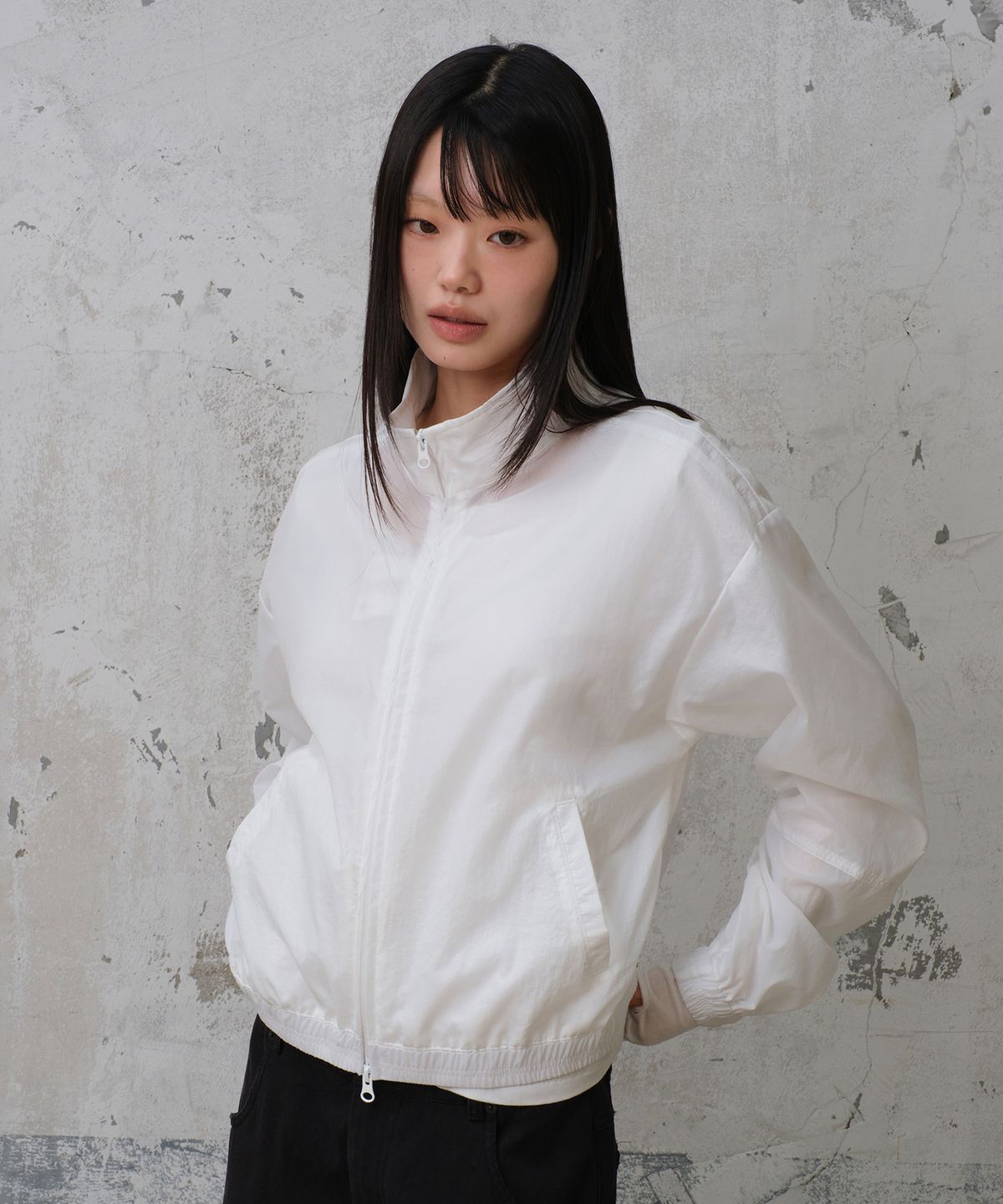 다이브인 우먼(DIVEIN WOMEN) REGULAR FIT SHEER NYLON JACKET (WHITE)