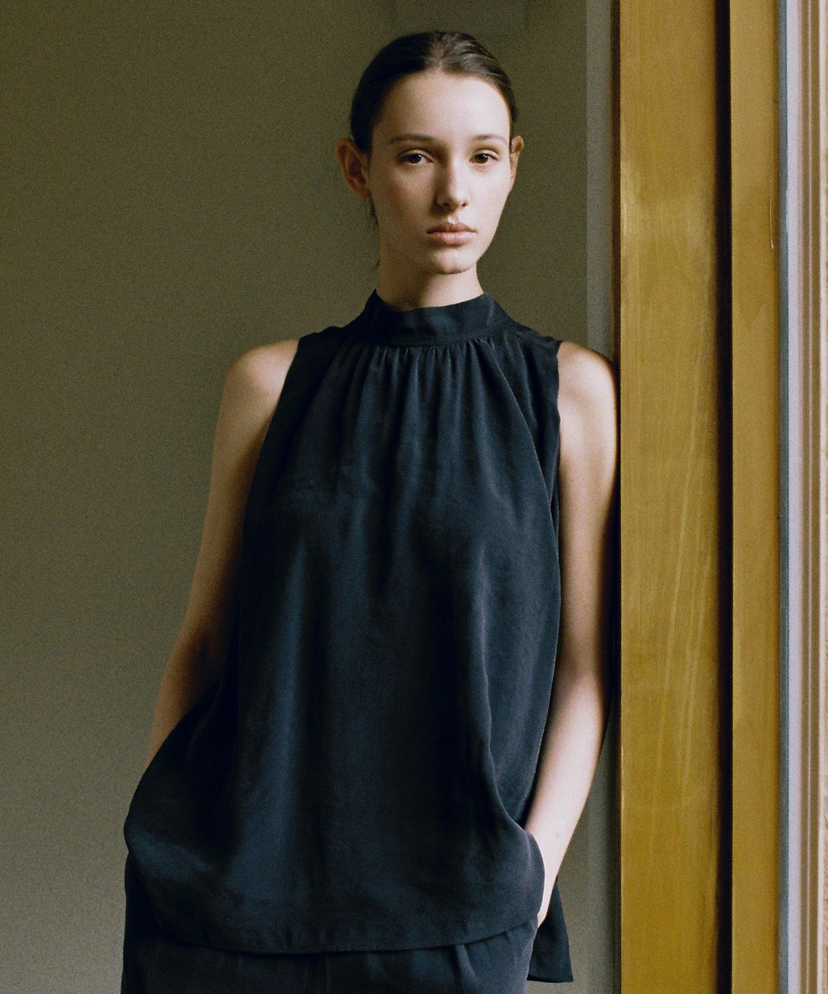 오떼뜨(OCTETTE) ROEL HIGH NECK BLOUSE_2COLOR