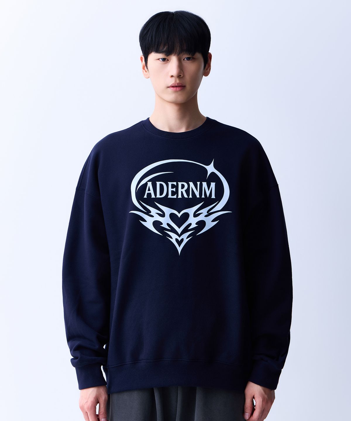 에이던엠(ADERNM) 플레임 스웨트셔츠 네이비&화이트