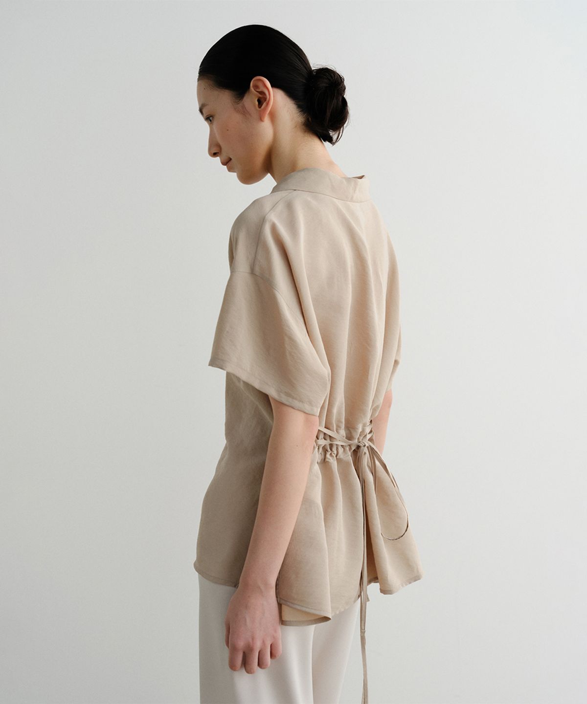 이아(EAAH) RAYON DRAWSTRING BLOUSE (BEIGE)