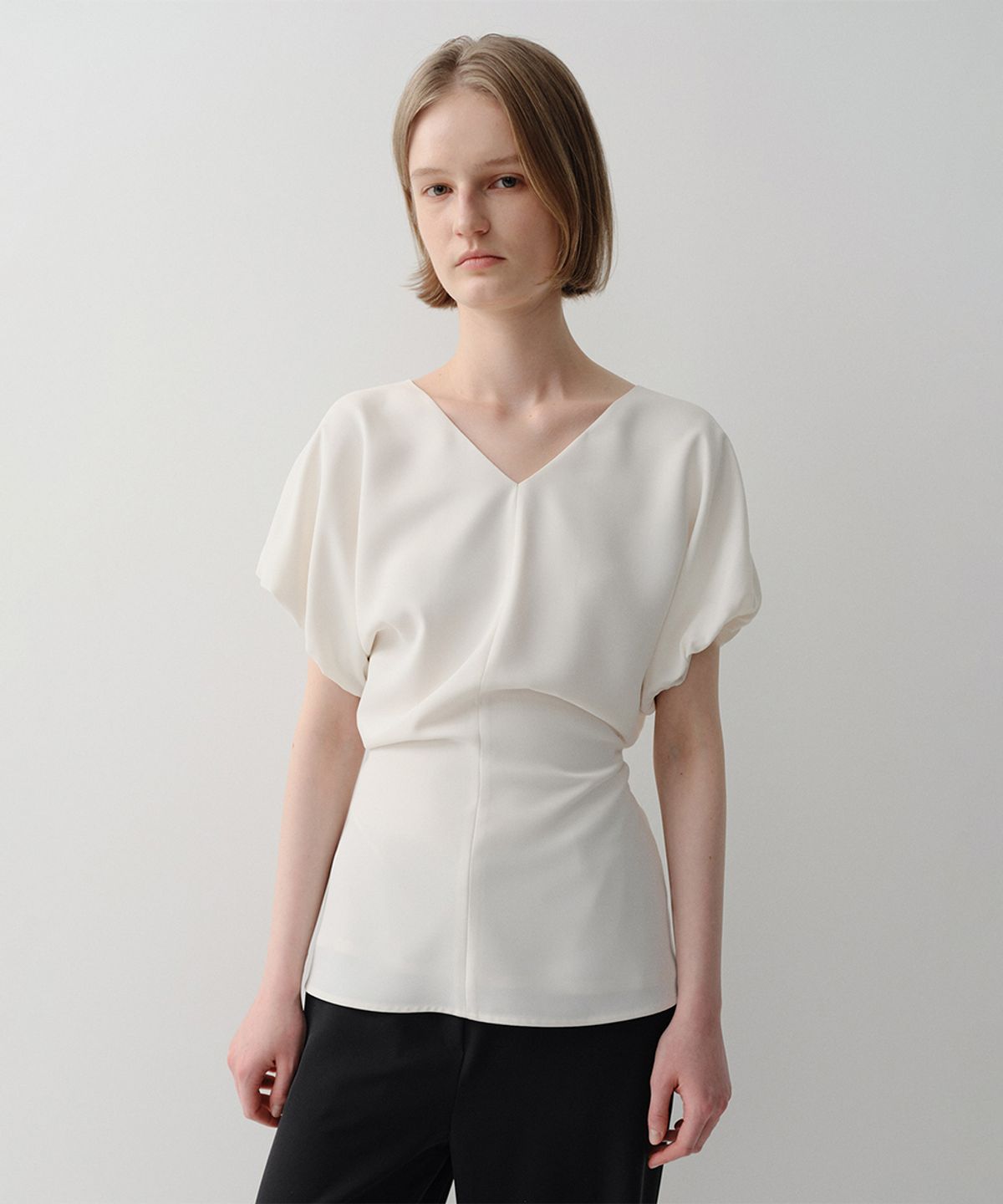 이아(EAAH) REIN V NECK BLOUSE (IVORY)
