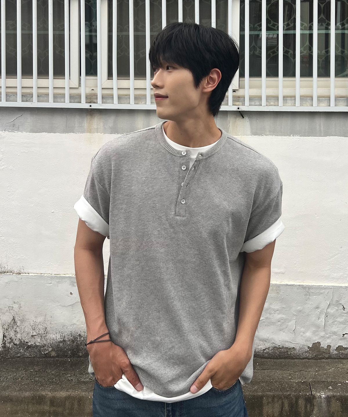 무븐(MOOVN) 헨리넥 와플 반팔 티셔츠 그레이