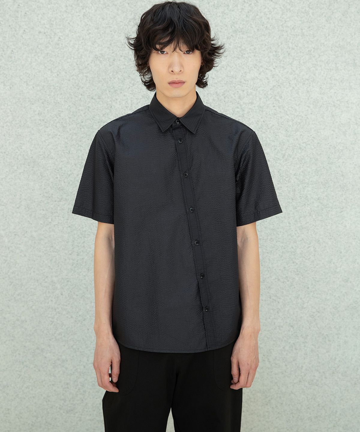 편마(PYEON MA) Diagonal Seersucker Half Shirt - Black